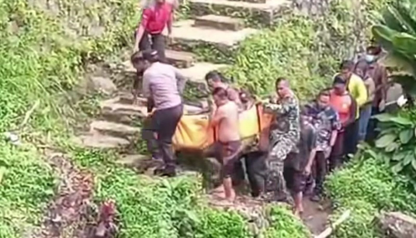 Evakuasi korban tenggelam di Curug Kanesia, Baturraden