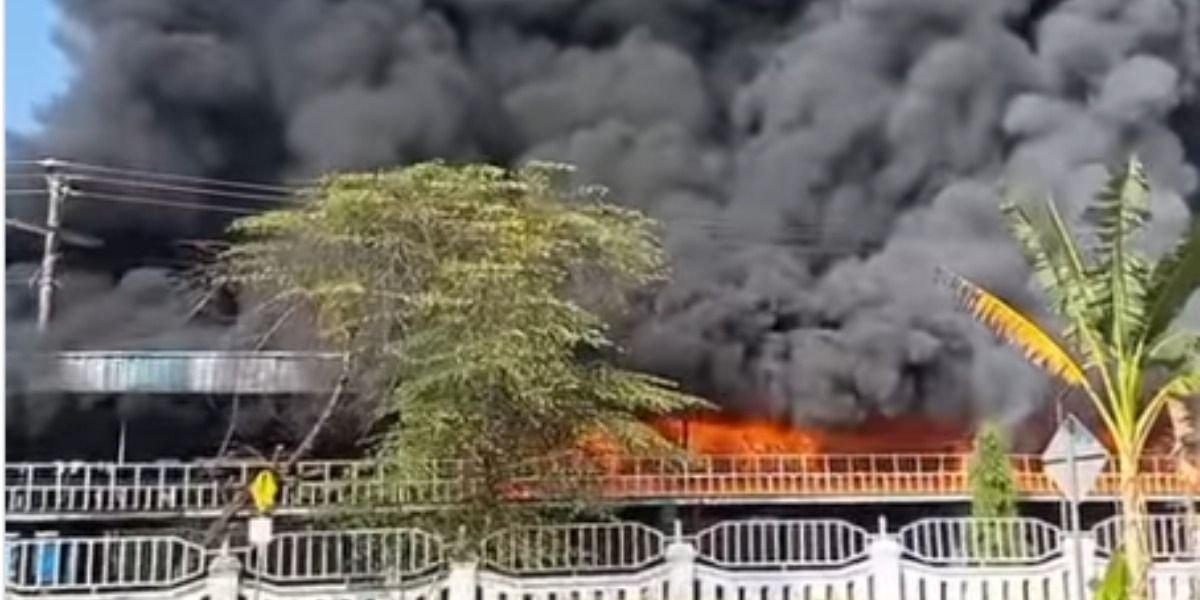 Menyoroti kronologi kebakaran besar yang melanda kawasan pabrik ban, PT Arami Jaya di Purworejo, Jawa Tengah.