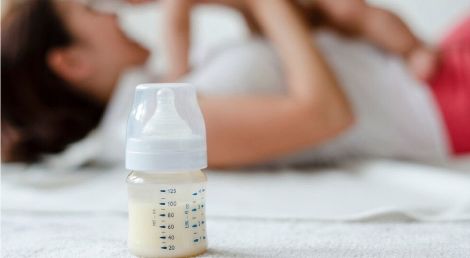 Foto ilustrasi: Pemberian susu formula pada bayi dalam program MBG oleh BGN.