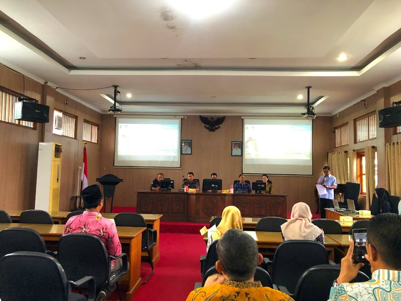 Kegiatan Pengabdian Kepada Masyarakat bertajuk &ldquo;Pelatihan dan Implementasi Sistem Ekraf Terintegrasi dalam Meningkatkan Daya Saing UMKM melalui Sinergi UMKM, Mentor, dan Lembaga Sertifikasi Profesi di Kabupaten Pati&rdquo; yang digelar di Ruang Rapat Penjawi Setda Kabupaten Pati