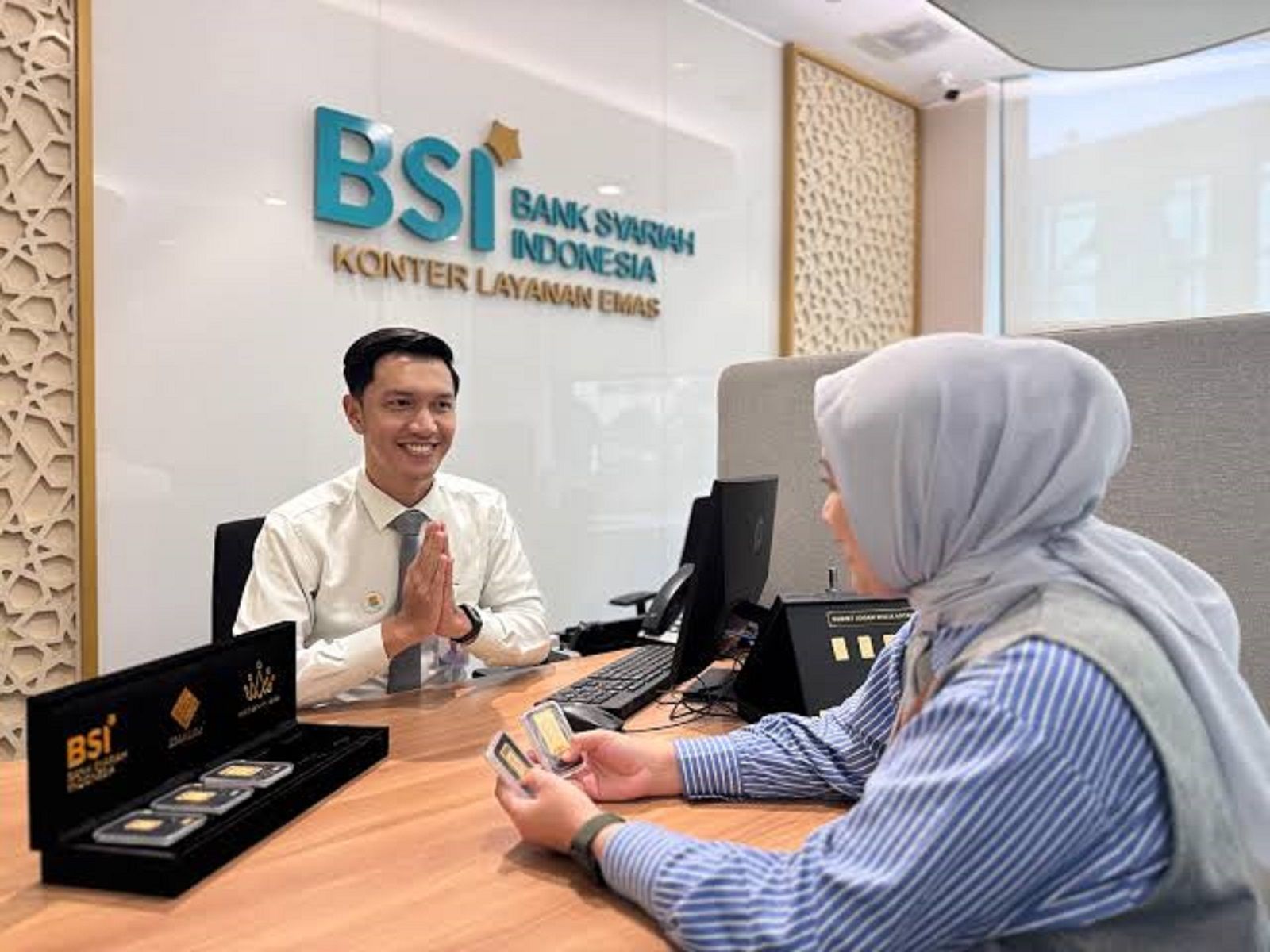 Petugas melayani nasabah di kantor PT Bank Syariah Indonesia (BSI). BSI memastikan seluruh layanan operasional tetap berjalan normal di tengah proses hukum yang sedang berlangsung.