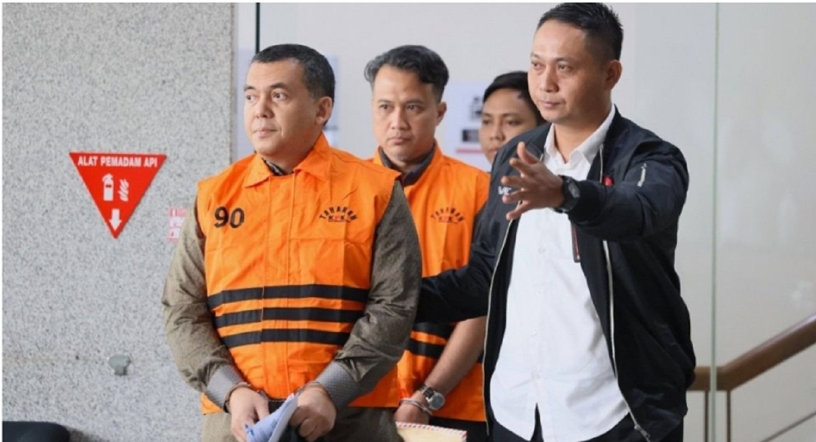 Wamen Imipas, Silmy Karim, mengenakan rompi oranye setelah ditetapkan sebagai tersangka pemerasan izin tinggal WNA oleh KPK.