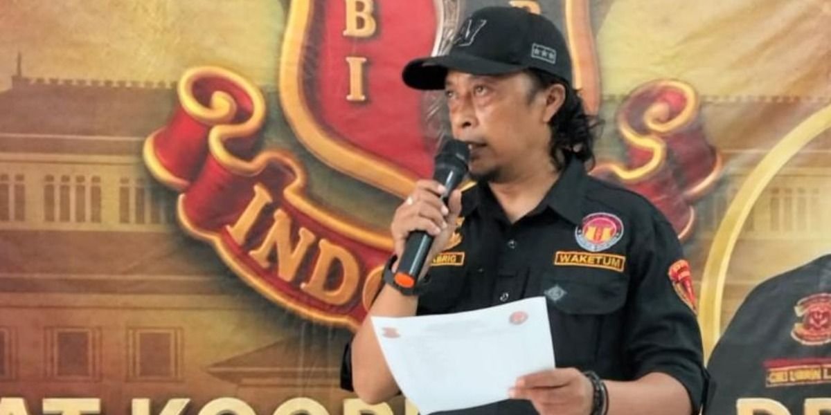 Ormas Laskar Benteng Indonesia (LBI) meminta Gubernur Jabar, Dedi Mulyadi mencopot jabatan Kadisdik Jawa Barat buntut polemik SPMB 2026.