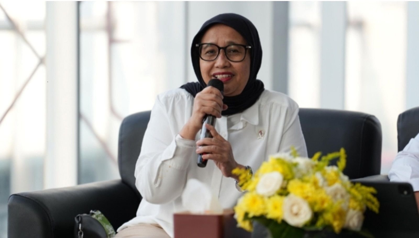 Kepala BGN Nanik S. Deyang langsung meninggalkan wartawan saat ditanya tentang motor listrik untuk SPPG.