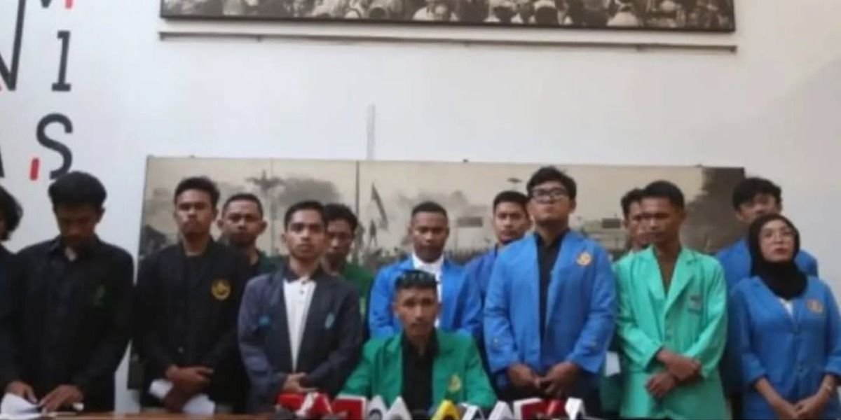 Menyoroti kontroversi terkait konferensi pers yang dilakukan aliansi mahasiswa BEM Bersatu hingga dinilai janggal di media sosial.