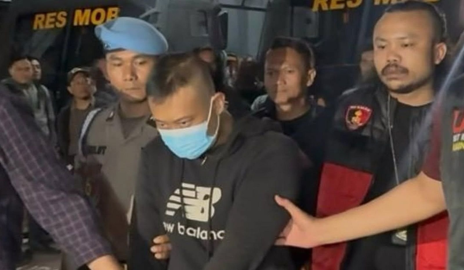 Tersangka Taufik Hidayat saat digiring oleh polisi usai tertangkap di wilayah Majalaya, Bandung.