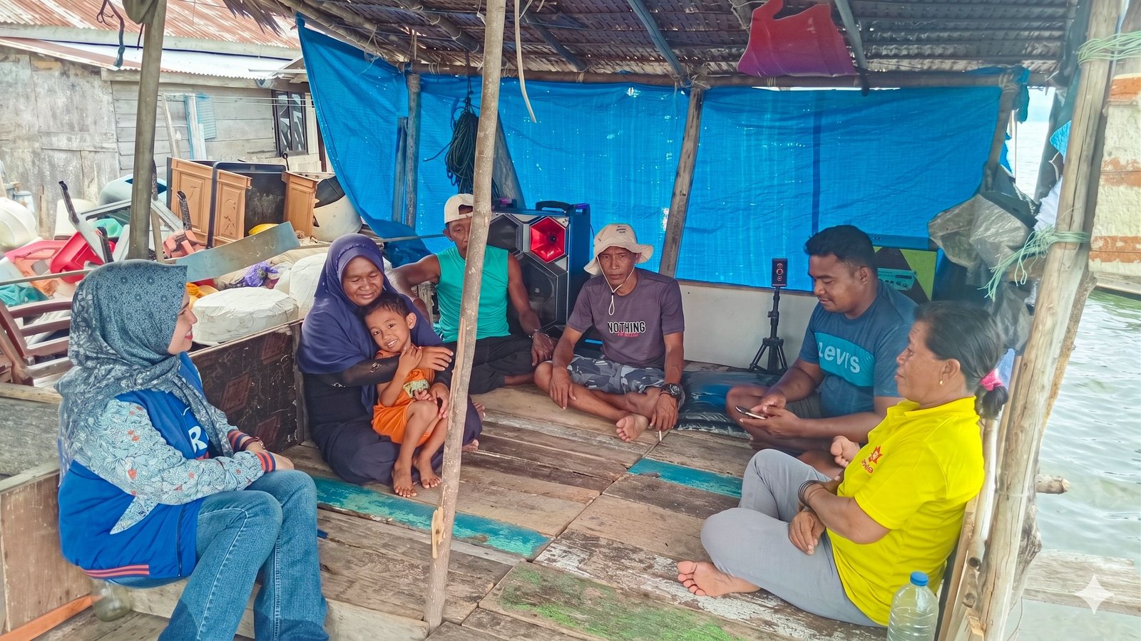 keseharian Eka Fitriyani Wulandari, Mantri BRI Unit Salakan, BRI Branch Office Luwuk, dalam melayani masyarakat di Pulau Bungin, Bakalan, dan Bulungkobit, Kabupaten Banggai Kepulauan, Sulawesi Tengah.