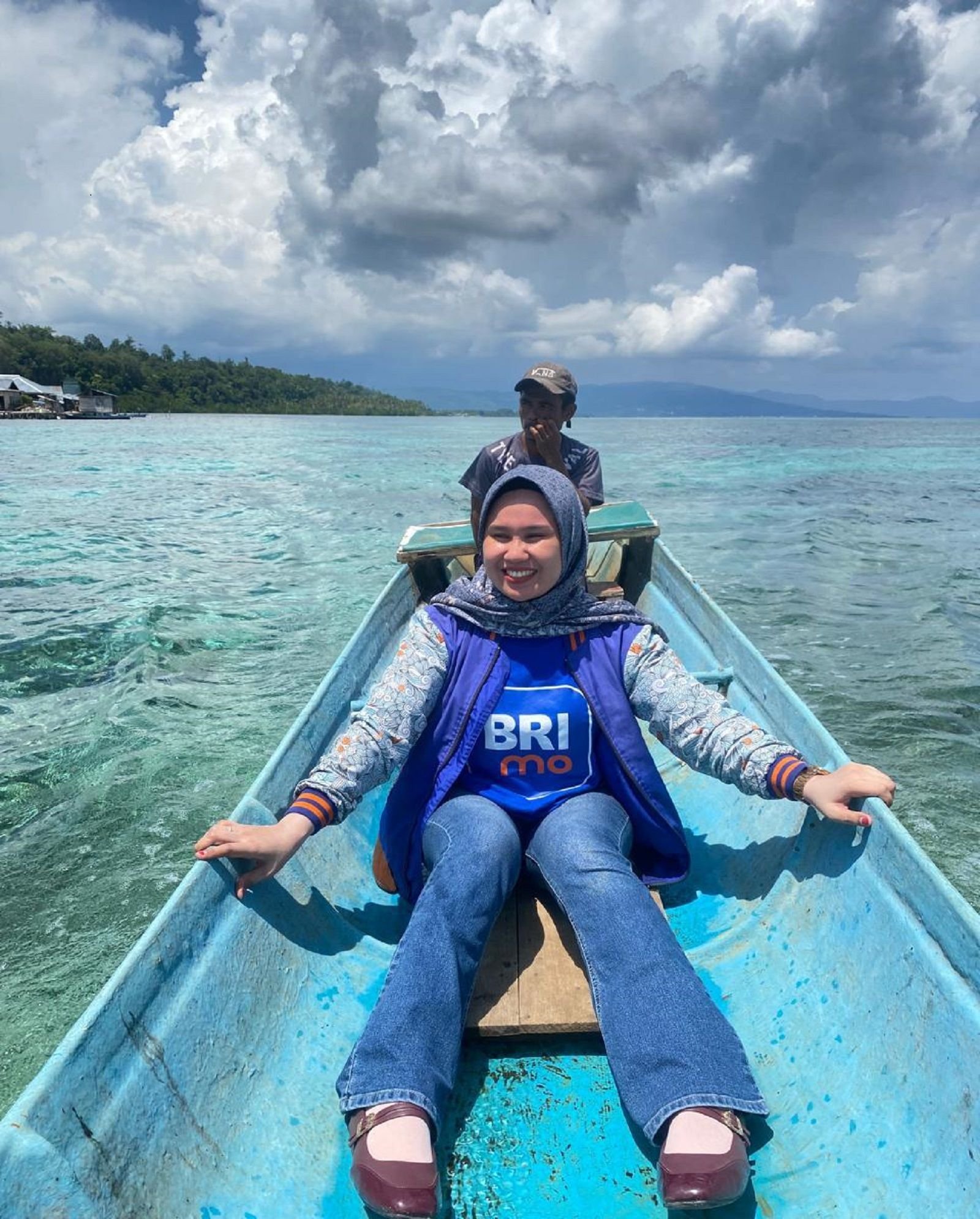 keseharian Eka Fitriyani Wulandari, Mantri BRI Unit Salakan, BRI Branch Office Luwuk, dalam melayani masyarakat di Pulau Bungin, Bakalan, dan Bulungkobit, Kabupaten Banggai Kepulauan, Sulawesi Tengah.