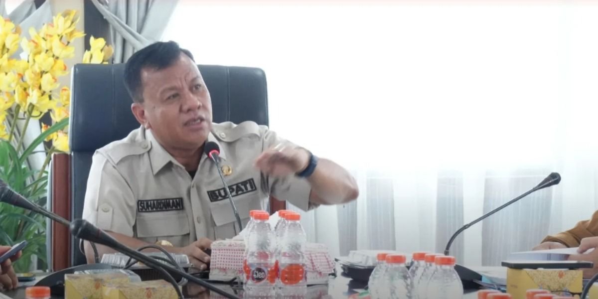 Menyoroti fakta terkini terkait dugaan suap yang menjerat Bupati Kuantan Singingi (Kuansing), Suhardiman usai kini ditetapkan sebagai tersangka.