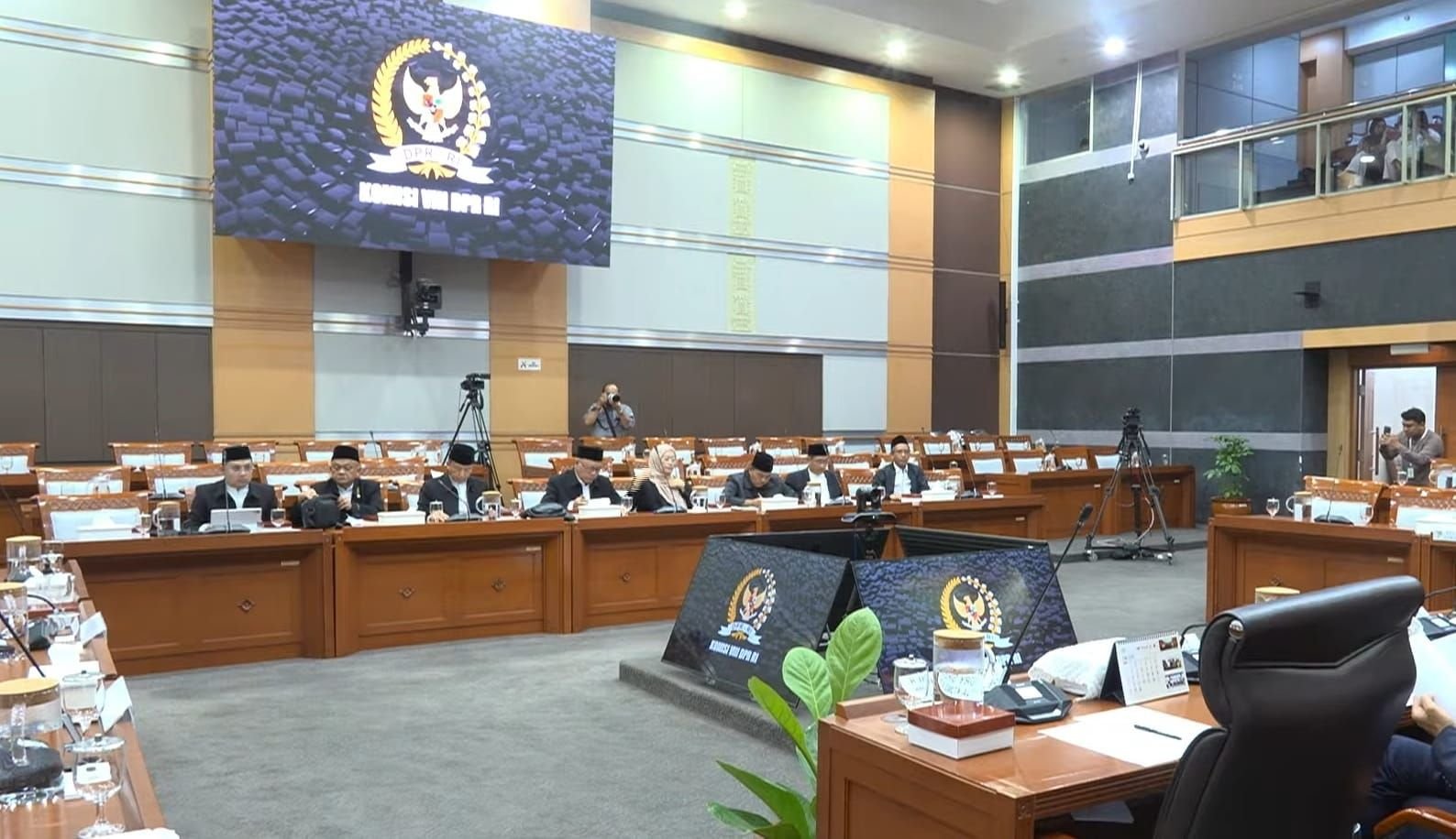 Ketua KBIHU Jawa Barat jadi sorotan usai menyebut jemaah haji lansia merepotkan jemaah lain.