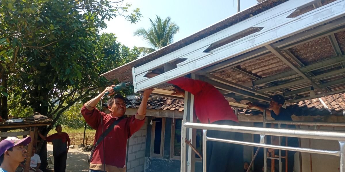 Program "Ganti Atap Rumah Wartawan" yang digagas PT Sirkular Karya Indonesia (SKI) bersama Promedia Group dan didukung produk atap Alduro terus berlanjut sebagai bentuk kepedulian terhadap kesejahteraan insan pers.