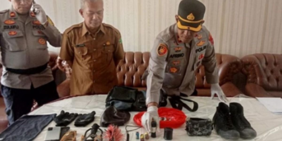 Menyoroti viralnya insiden ledakan yang diduga berasal dari bom rakitan milik siswa di MAN 3 Padang, Sumatera Barat, pada Selasa, 14 Juli 2026.