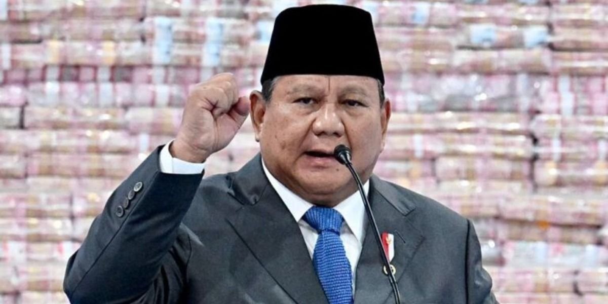 Presiden RI, Prabowo Subianto menegaskan tidak akan menoleransi pejabat yang digaji oleh rakyat, tetapi justru membuat kebijakan yang merugikan masyarakat.