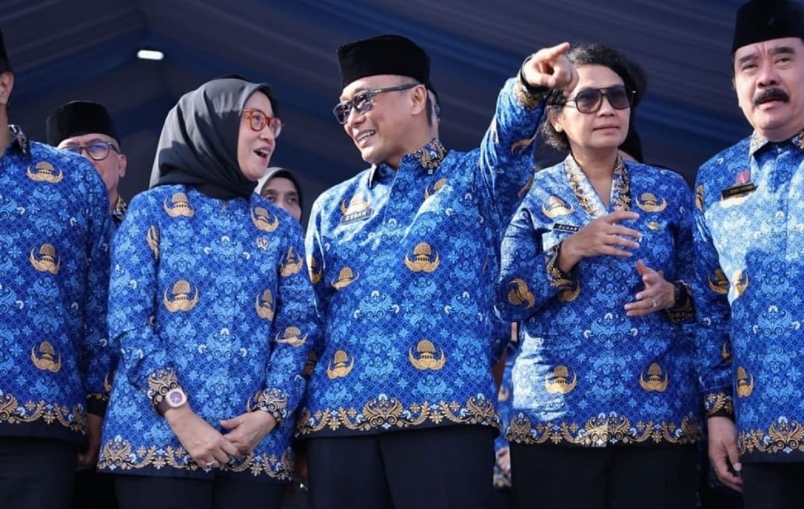MenPAN-RB Rini Widyantini (kedua dari kiri) dan Kepala BKN Zudan Arif Fakrulloh (tengah) unggah pesan untuk para ASN.