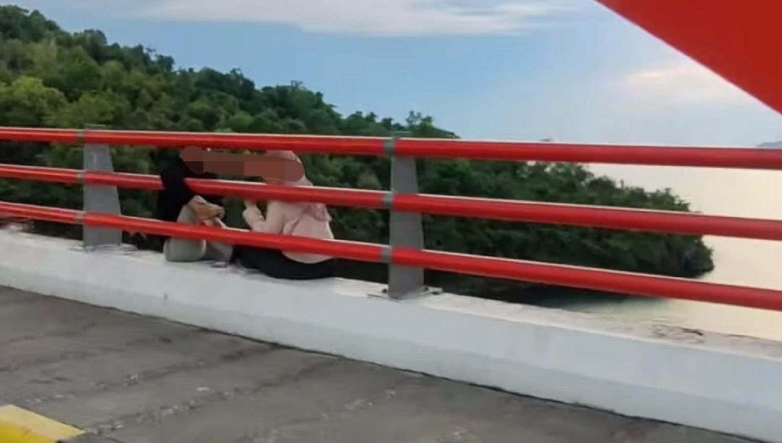 Viral pasangan muda-mudi ditegur warga karena duduk di tepi jembatan di Jayapura, Papua.
