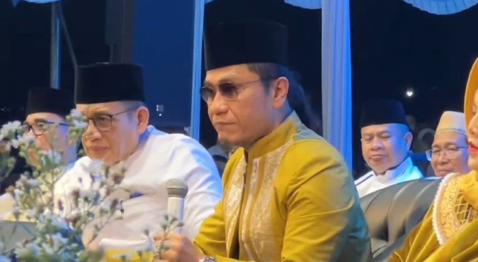 Gus Miftah meluruskan isu terima uang Rp100 juta di proyek JGSS saat ditanya salah satu jemaah Harlah Ponpes Ora Aji.