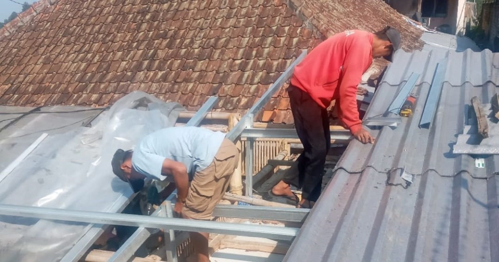 Penggantian asbes dan seng serta pasang plafon rumah editor Primetime News dalam program “Ganti Atap Rumah Wartawan” Promedia Group.