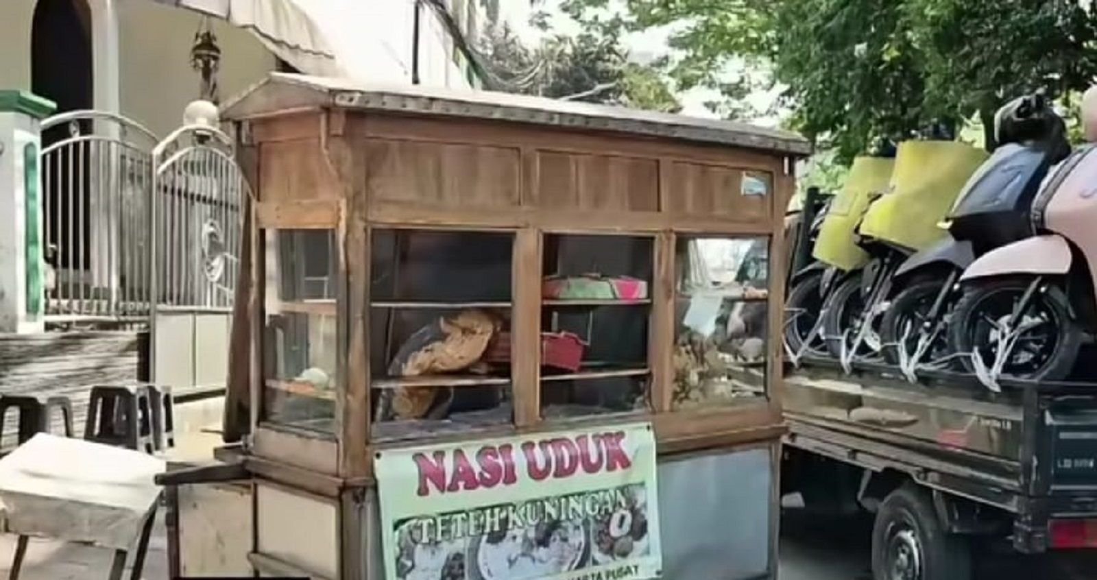 Gerobak nasi uduk yang dirusak di Matraman sebelum bentrok kelompok warga pecah.