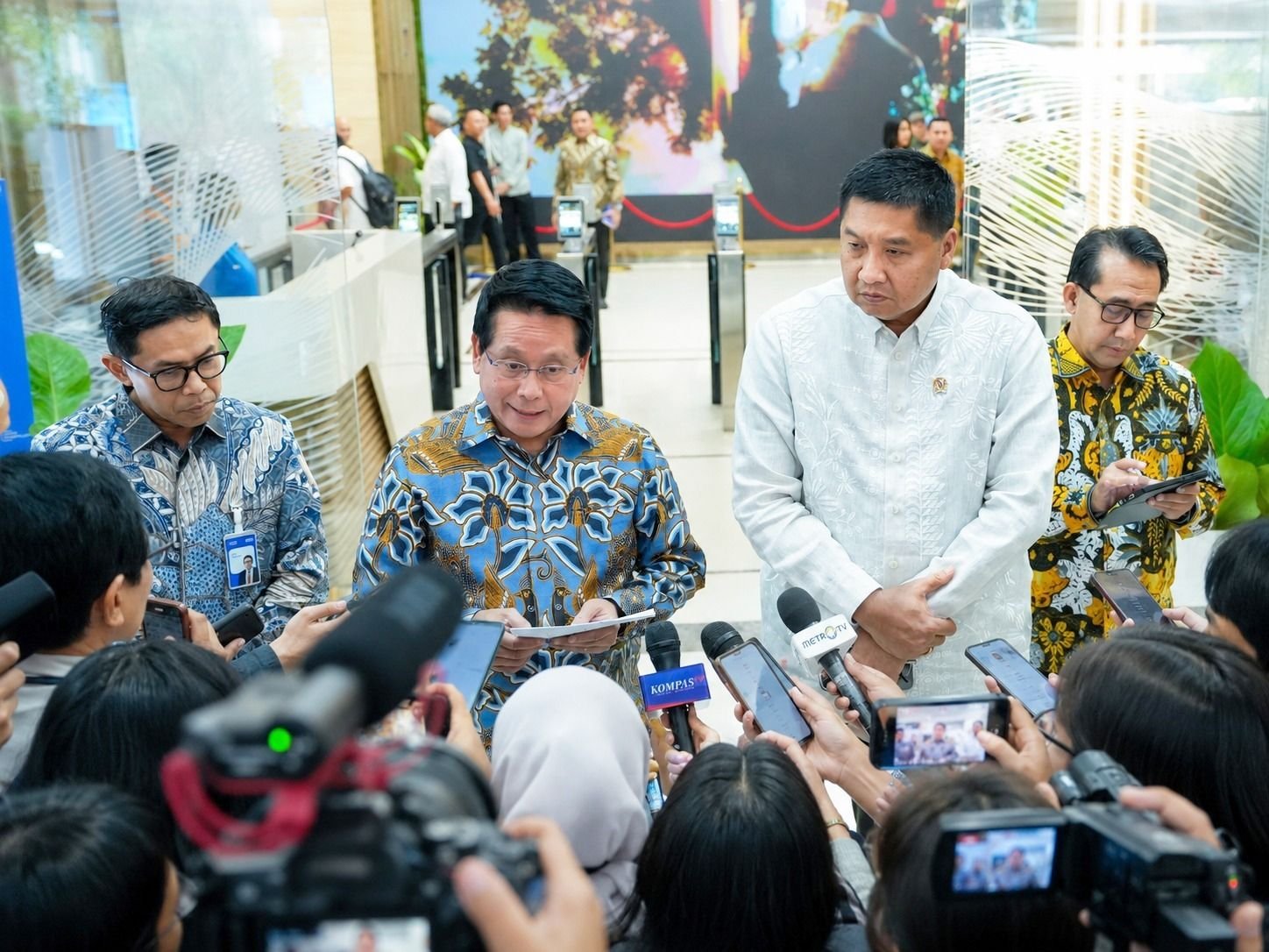 Keterangan Direktur Utama BRI Hery Gunardi bersama Menteri Perumahan dan Kawasan Permukiman (PKP) Maruarar Sirait di Jakarta, Selasa (21/7).
