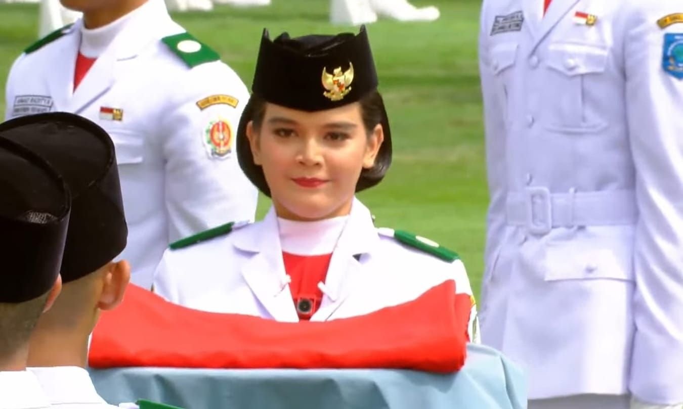 Celine Olivia Apriani Theo, siswi SMKN 5 Pontianak yang bertugas sebagai pembawa baki HUT 81 RI.
