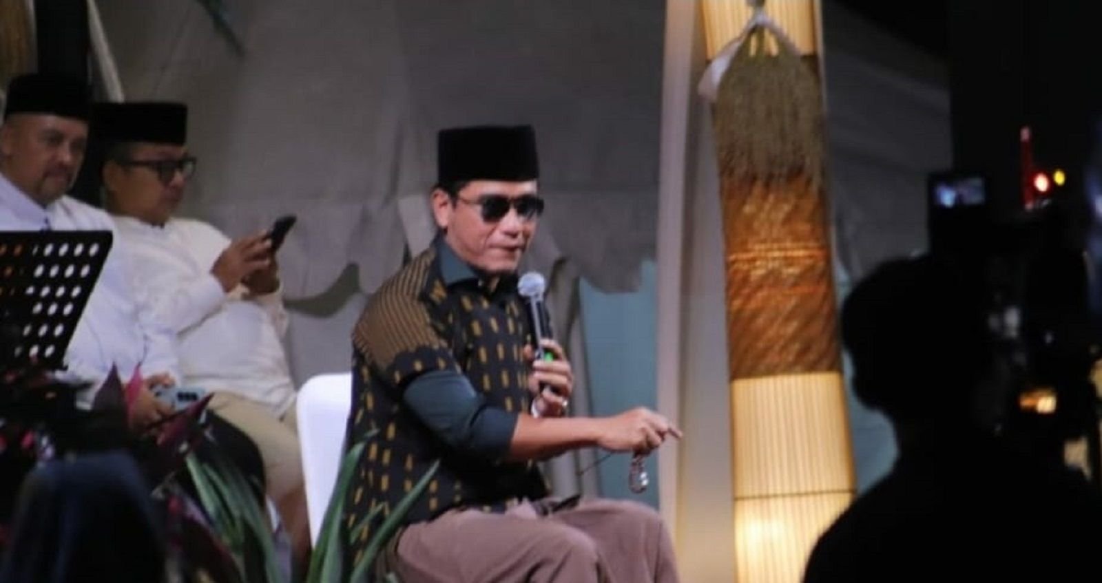Gus Miftah memberikan pandangannya menjelang Muktamar NU di Tambakberas, Jombang.