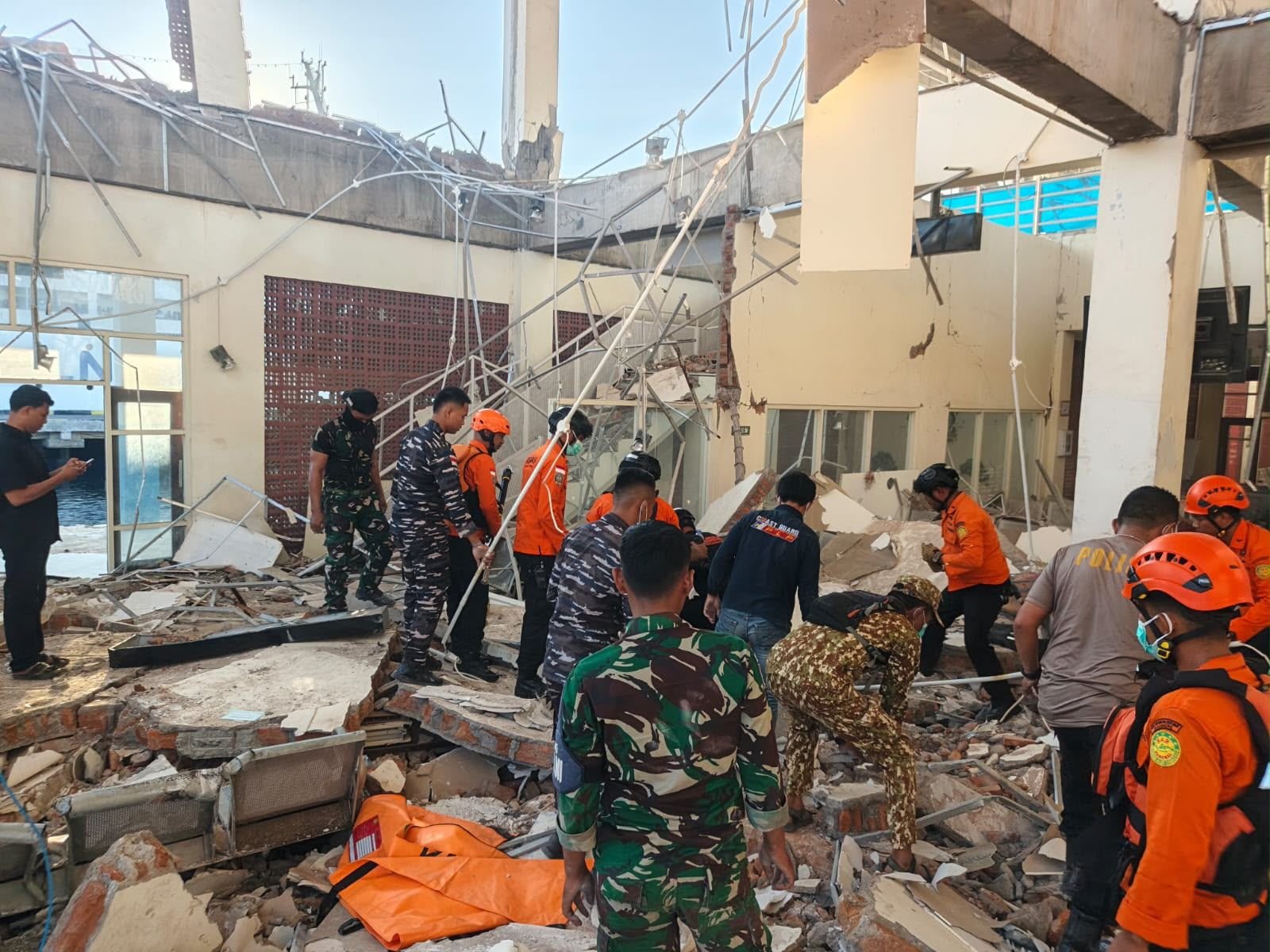 Proses pencarian dan evakuasi korban gempa NTT oleh Basarnas.