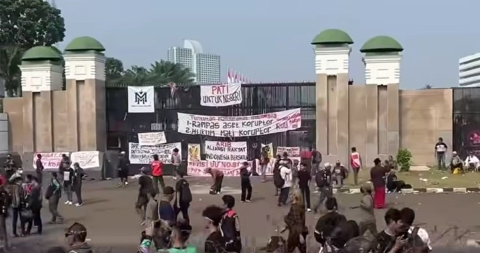 Situasi demo 27 Agustus 2026 di depan Gedung DPR/MPR RI.