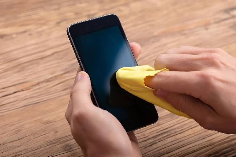 Cara aman menggunakan alkohol di hand sanitizer pada ponsel
