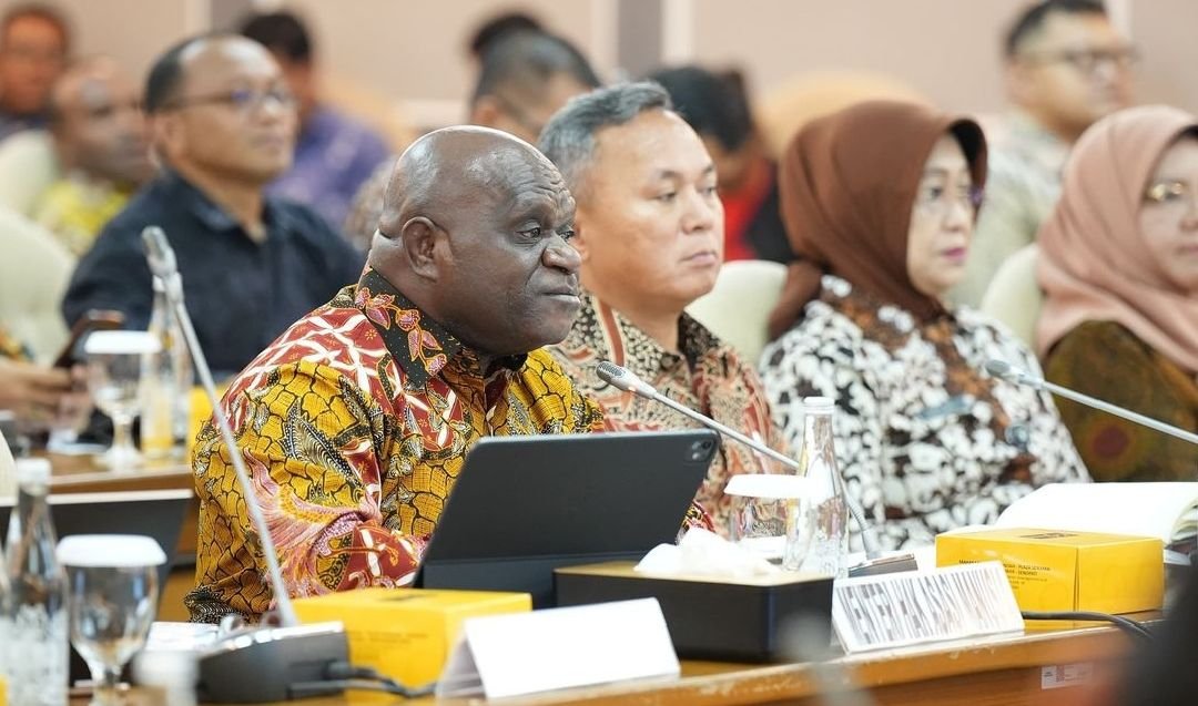Potret sosok Menteri HAM Natalius Pigai yang dicecar banyak pertanyaan oleh anggota Komisi XIII DPR RI saat rapat perdana