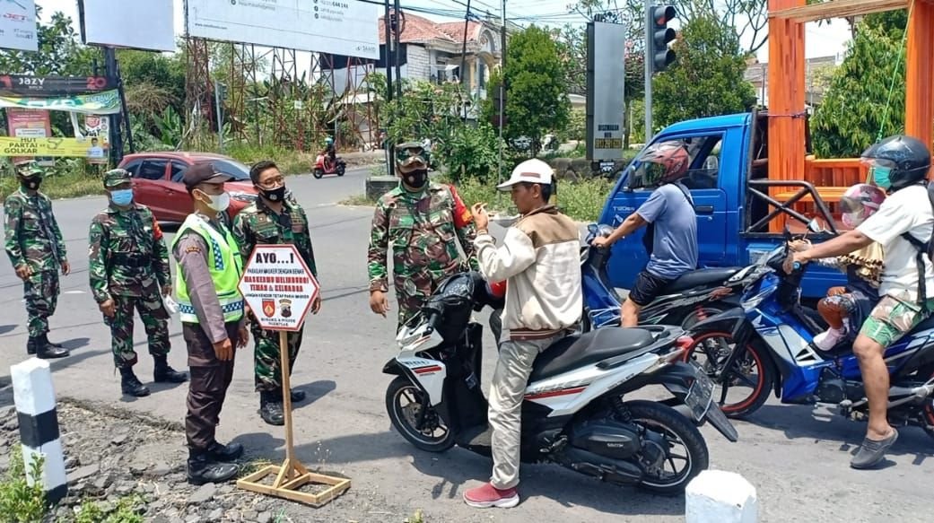 Serma Suparmin Babinsa Koramil 11 Ngemplak Kodim 0724/Boyolali dan 4 orang Babinsa lainnya serta Bhabinkamtibmas Polsek Ngemplak melaksanakan patroli yustisi dan memberikan imbauan tentang pencegahan virus corona