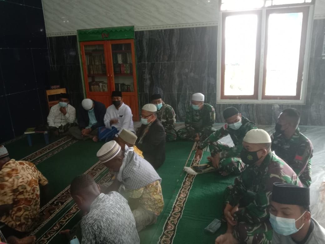 Satgas Pamrahwan Yonif RK 751/VJS bersama masyarakat memperingati Maulid Nabi Muhammad SAW 1443 H / 2021 M dengan tema “Meneladani Akhlak dan Meningkatkan Cinta Kepada Rasulullah SAW", bertempat di Masjid Al-Istiqomah