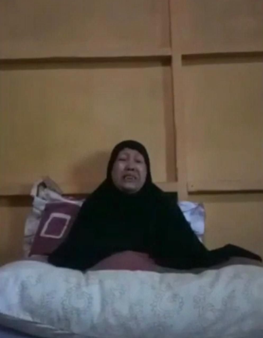 Ibu dari salah satu terduga Daftar Pencarian Orang (DPO) Mujahidin Indonesia Timur (MIT) Poso, yakni Ahmad Panjang.