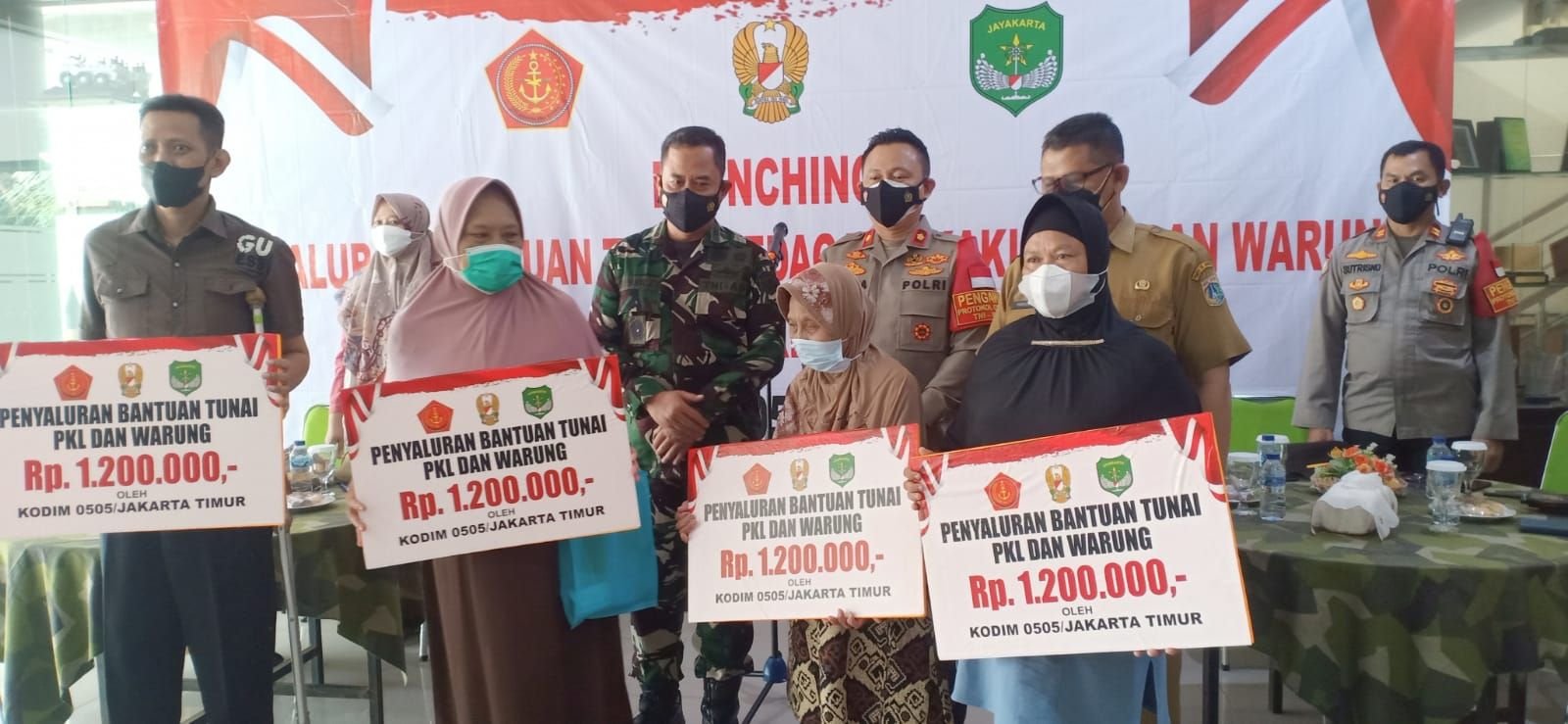 Ratusan pedagang kaki lima yang ada di wilayah Kodim 0505/JT yang meliputi 10 Kecamatan mendapat bantuan dari Pemerintah pusat melalui Program Bantuan Tunai untuk Pedagang Kaki Lima dan Warung (BTPKLW).