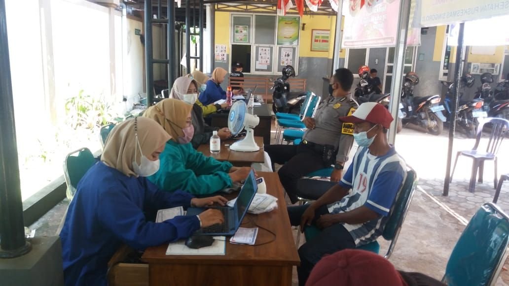 Kapolsek Singorojo bersama anggota jajarannya melaksanakan giat monitoring sekaligus pengamanan kegiatan vaksinasi Covid-19 yang bertempat di Puskesmas Singorojo I.