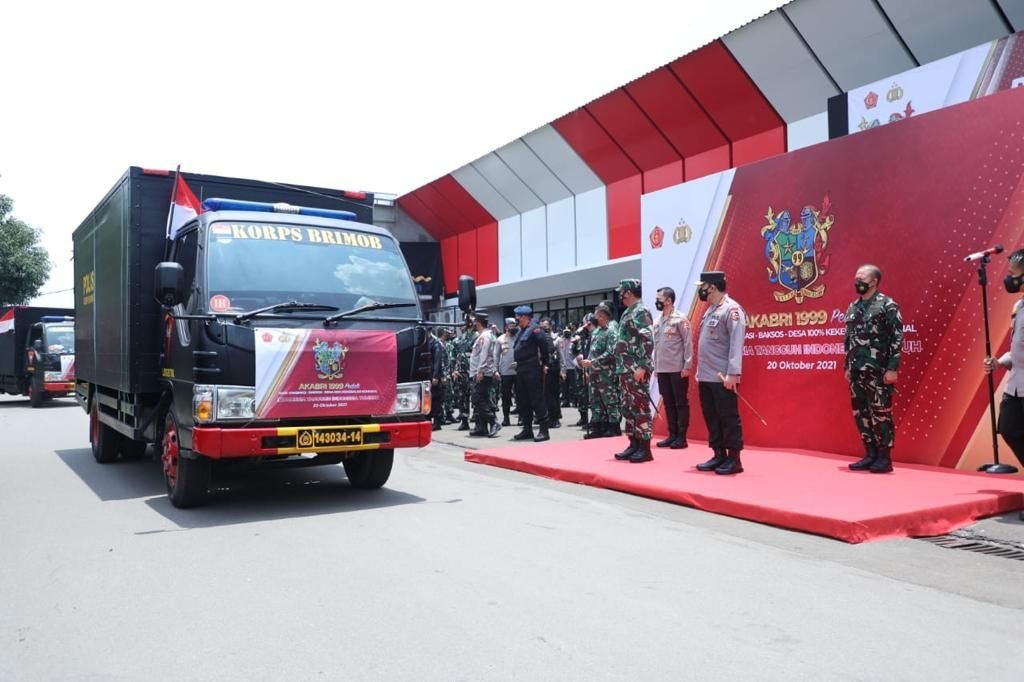Panglima TNI Marsekal TNI Hari Tjahjanto, S.I.P., bersama Kapolri Jenderal Pol Drs. Listyo Sigit Prabowo, M.Si., saat memberikan sambutan pada kegiatan serbuan Vaksinasi yang digelar oleh Alumni Akabri 1999 (TNI AD, TNI AL, TNI AU dan Polri), bertempat di Gedung Satya Haprabu Korps Brimob Polri, Kota Depok, Prov. Jawa Barat