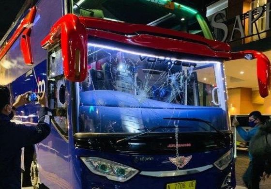 Manajemen Arema FC pun merespon atas hal ini, dia menyayangkan atas penyerangan bus Arema FC tersebut yang terjadi pada Rabu (20/10) malam. (Foto: Dok Net/ Istimewa).