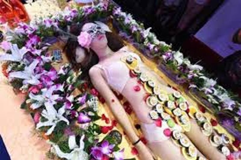 Tradisi Nyotaimori atau Body Sushi