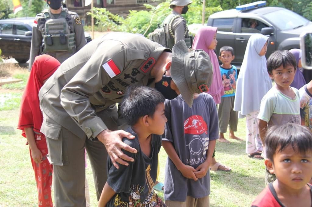 Irjen Polisi Rudy Sufahriadi yang juga Penanggung Jawab Kebijakan Operasi (PJKO) Madago Raya mengunjungi Pos Sekat Tamanjeka Kecamatan Poso Pesisir