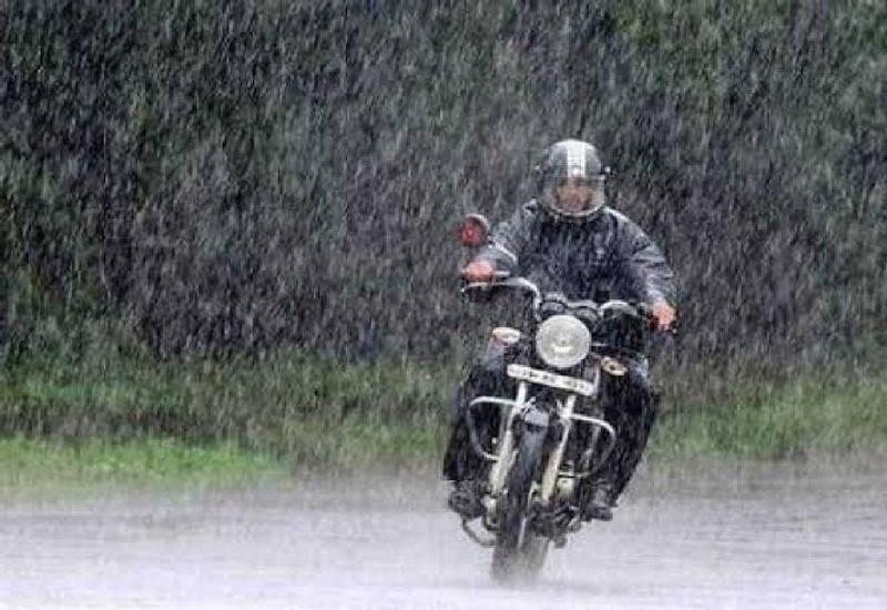 Ilustrasi. Mengendarai sepeda motor saat hujan