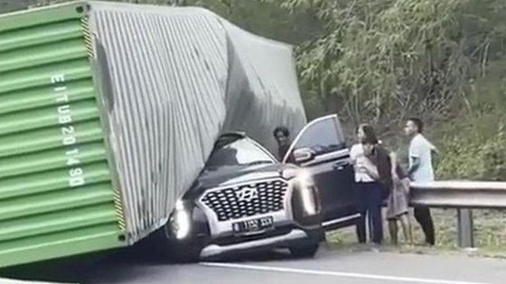 Polisi masih memburu sopir truk kontainer setelah kecelakaan maut di Tol Cikampek-Purwakarta-Padalarang (Cipularang) Kilometer (Km) 91.00, Minggu (17/10) lalu. (Foto: Dok Net/ Istimewa).