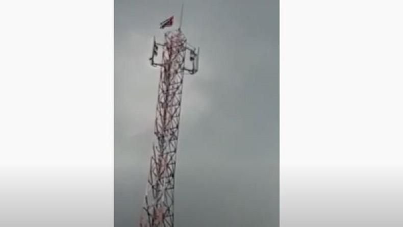 Bendera bintang kejora terlihat berkibar di tower telekomunikasi Taman Wisata Alam (TWA) Gunung Meja, Distrik Manokwari Barat, Kabupaten Manokwari, Papua Barat sekira pukul 10.30 WIT, Selasa (19/10). (Foto: Dok Net/ Istimewa).