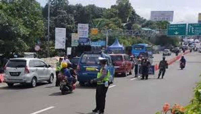 Polisi memeriksa kendaraan yang melintas di tengah peraturan ganjil-genap di Simpang Gadog, Kabupaten Bogor, Rabu 20 Oktober 2021