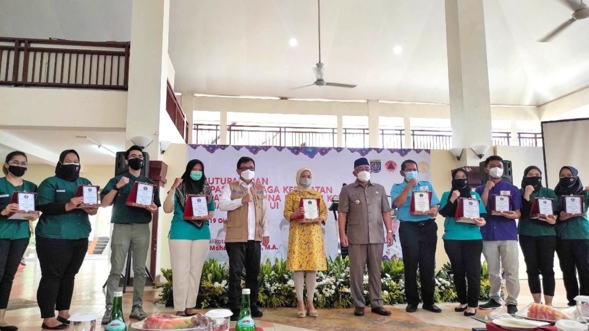 Seremoni penutupan dan penglepasan tenaga kesehatan tempat karantina mandiri Kota Depok Wisma Makara UI ini ditutup oleh Walikota Depok Dr. K. H. Mohammad Idris, M.A.
