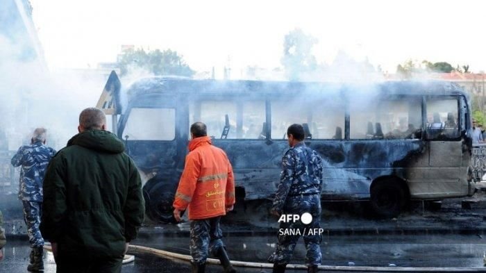 Bus tentara Suriah menjadi target serangan bom ketika melintasi jembatan di pusat Damaskus pada jam sibuk, Rabu (20/10) kemarin. (Foto; Dok Net/ Istimewa).