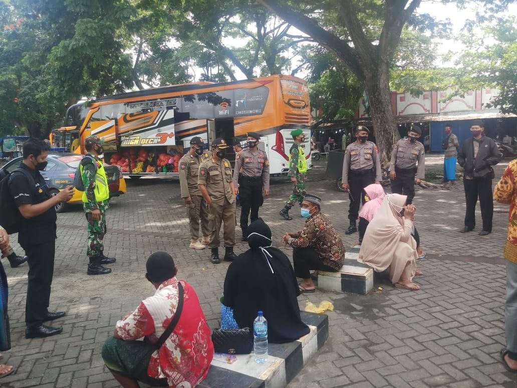 Anggota Kodim 0808/Blitar selalu berupaya mencegah dan memutus penyebaran Covid-19, dengan terus melakukan Operasi Yustisi terhadap PPKM