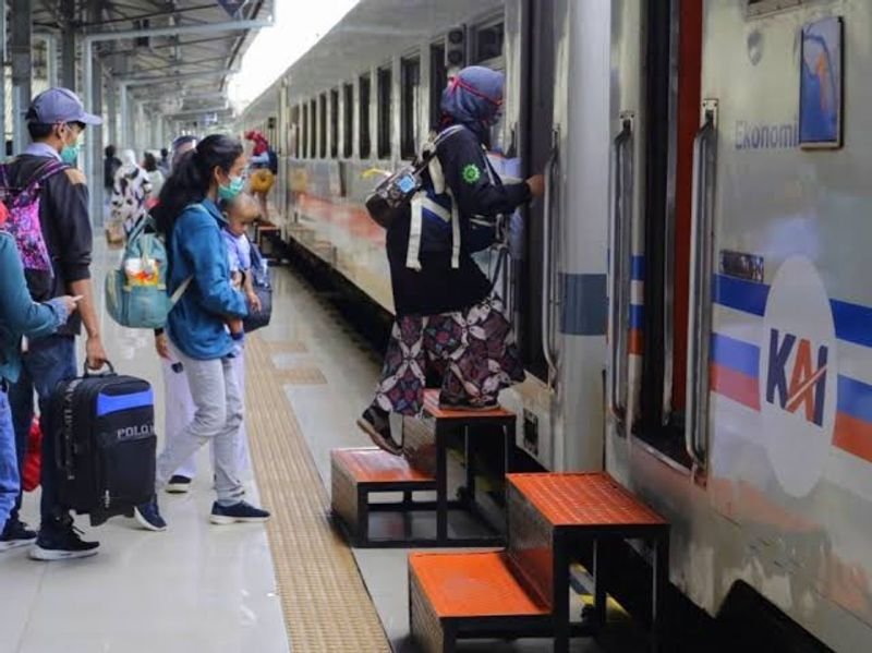 Ilustrasi. Naik kereta api