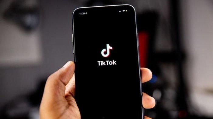 Beredar video perkelahian siswi SMAN 6 Kendari, Sulawesi Tenggara, yang viral di media sosial TikTok. Dipucu tersinggungnya kakak kelas dengan adik kelas yang mem-posting video TikTok berjudul "Senggol Dong". (Foto: Dok Net/ Istimewa).