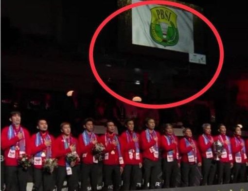 Bendera Merah Putih tidak dapat dikibarkan bersamaan dengan kumandang lagu Indonesia Raya, karena Indonesia terkena sanksi WADA (Badan Antidoping Dunia). Karena itu sebagai gantinya, bendera PBSI yang dikibarkan. (Foto: Dok Net/ Istimewa).