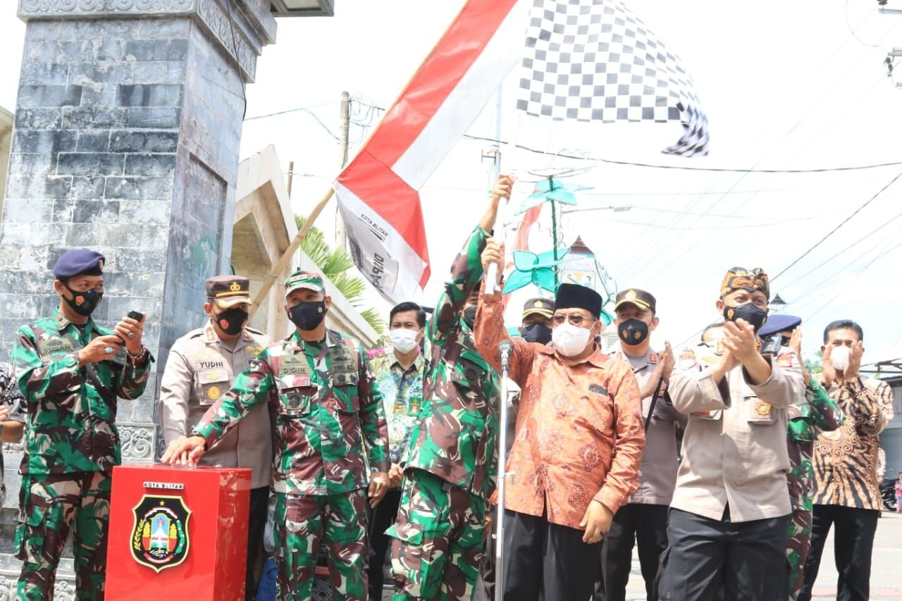 Pemerintah Daerah Kota Blitar melaunching Biker vaksinasi door to door Covid-19, Rabu (20/10/2021) di halaman Makam Bung Karno Kota Blitar.