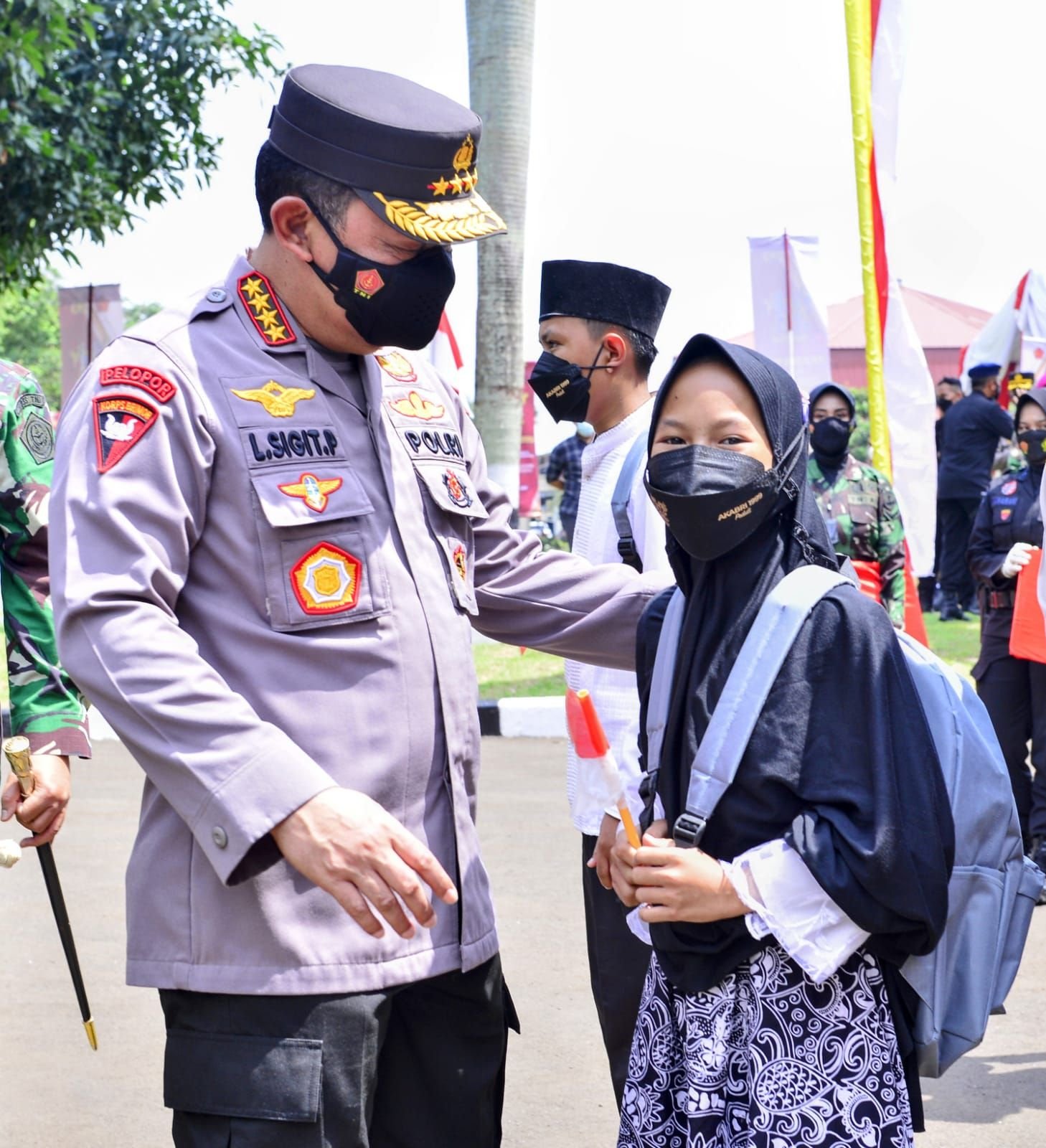 Kapolri Jenderal Listyo Sigit Prabowo meninjau secara langsung kegiatan vaksinasi, bakti sosial, dan Launching desa 100 persen kekebalan komunal yang diselenggarakan oleh Akabri 1999 Peduli di Gedung Satya Haprabu Korps Brimob Polri, Depok